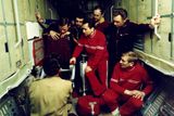 Kosmonauti-adepti z ČSSR, PLR a NDR na trenažéru orbitální stanice Saljut 6.