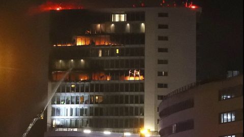 Hotel pohltily plameny. Velký požár výškové budovy zničil několik pater