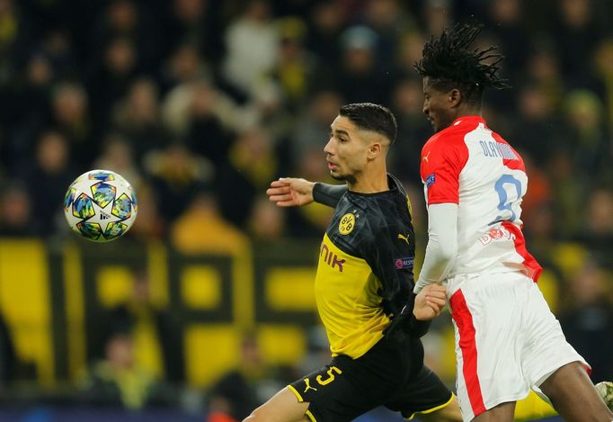 Peter Olayinka (vpravo) a Ašraf Hakimí v zápase LM Borussia Dortmund - Slavia