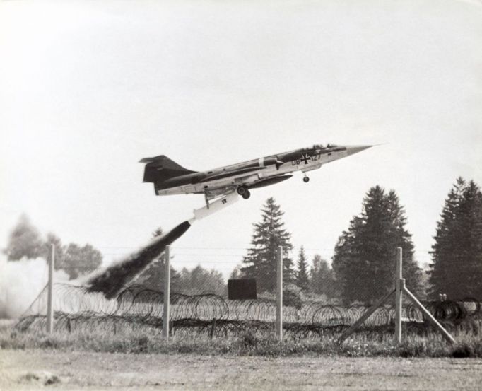 Letoun Jbg-32 Lockheed F-104G Starfihgter německého letectva vypuštěný raketou a pilotovaný zkušebním pilotem Edwardem Brownem, rok 1966