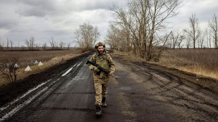 Ruští okupanti přešli na taktiku otevřených prstů, Ukrajina čeká těžké jaro