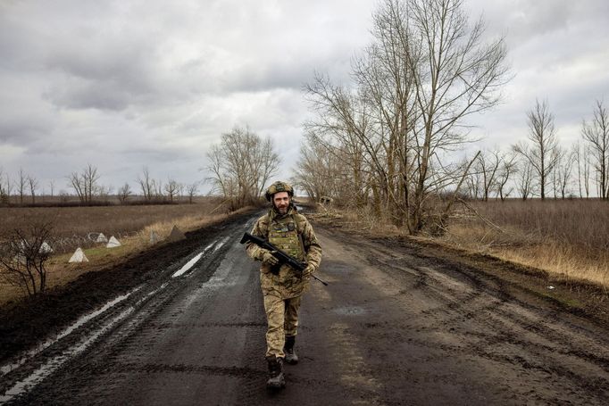 Ukrajinský vojáka na "hlídce" u Kupjansku, v severní části fronty.