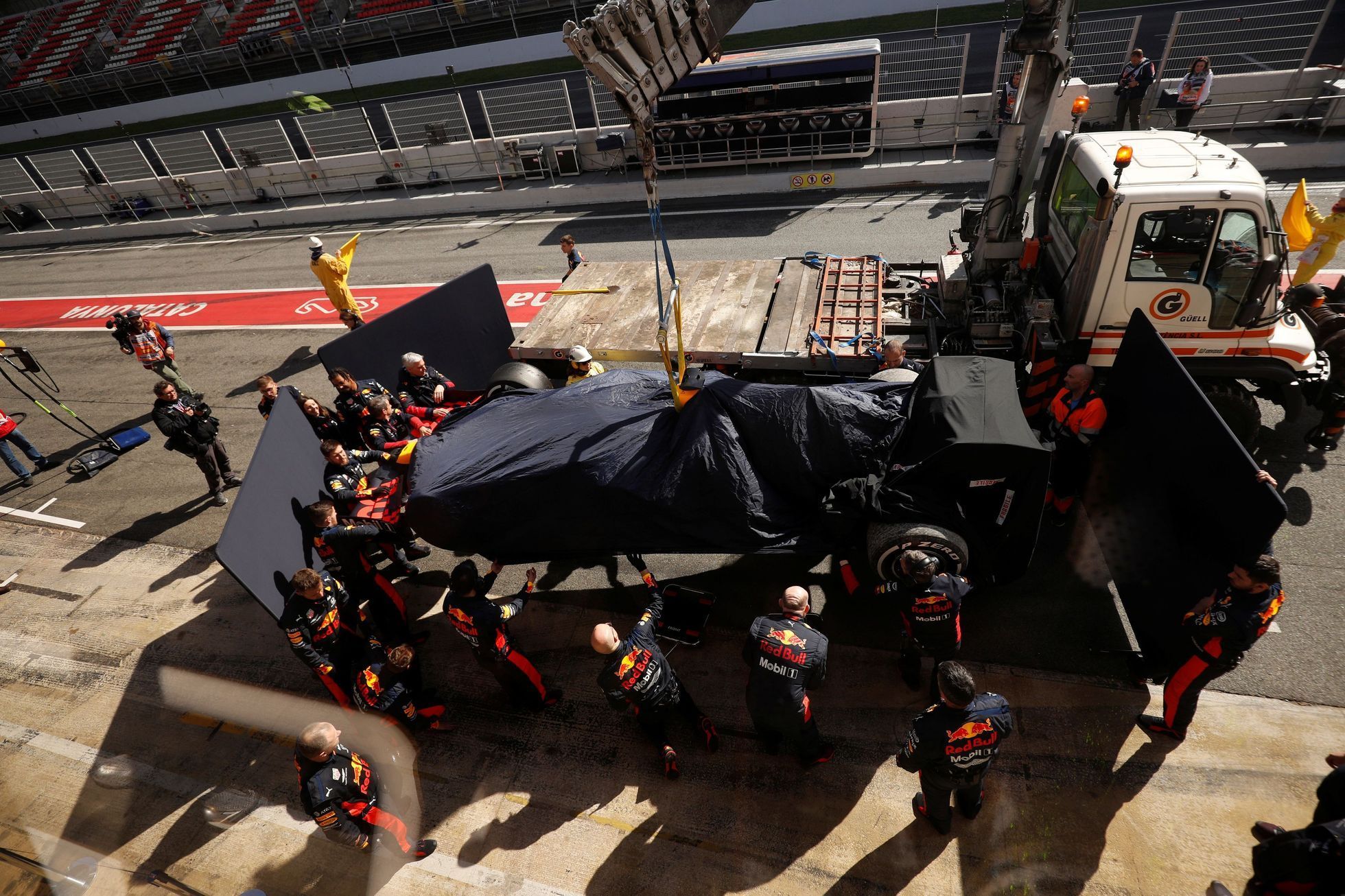 Red Bull Maxe Verstappena v boxech při druhých testech F1 v Barceloně 2020