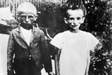 Z tábora smrti Auschwitz-Birkenau v Osvětimi existovala pro Židy jediná cesta - smrt. Snímek dětí, které přežily, pořízený po osvobození koncentračního a vyhlazovacího tábora 27. ledna 1945.