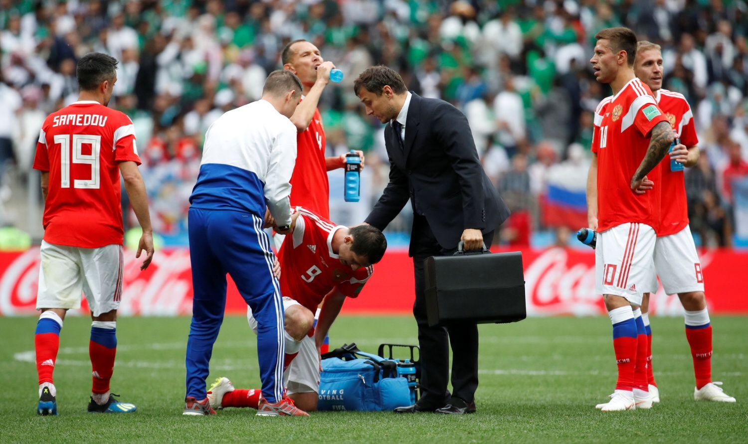 Zraněný Alan Dzagojev (9) v zápase Rusko -  Saúdská Arábie na MS 2018.