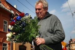 Expremiér Zeman vrátil peníze. Podpoří české novináře?