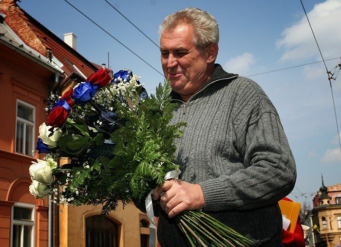 Miloš Zeman přijíždí na sjezd
