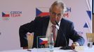 Miloš Zeman při podpisu průvodního dopisu pro prezidenta MOV