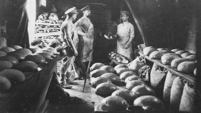 V pekárně 3. těžké dělostřelecké baterie - pečení velikonočních mazanců. Pekárnou dodávané produkty zpravidla zpracovávaly až samotné vyšší jednotky ve vlastních provozech.