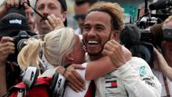 Lewis Hamilton slaví v Mexiku pátý titul mistra světa. Letošní sezonu opanoval se ziskem 408 bodů.