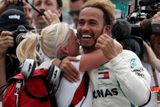 Lewis Hamilton slaví v Mexiku pátý titul mistra světa. Letošní sezonu opanoval se ziskem 408 bodů.
