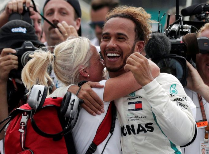 Lewis Hamilton slaví v Mexiku pátý titul mistra světa.