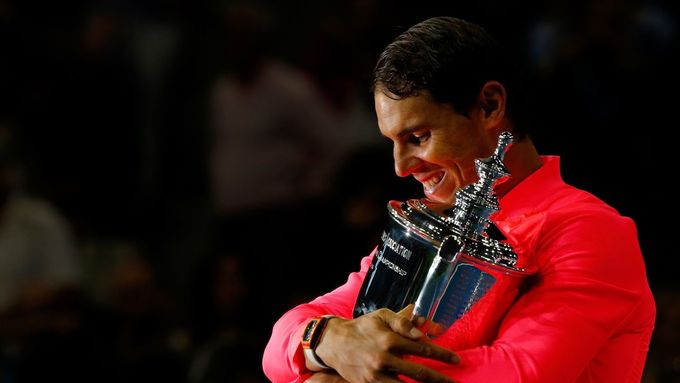 Rafael Nadal s trofejí z letošního US Open
