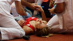Denisa Rosolová po pádu v rozběhu 400 metrů na HME 2017