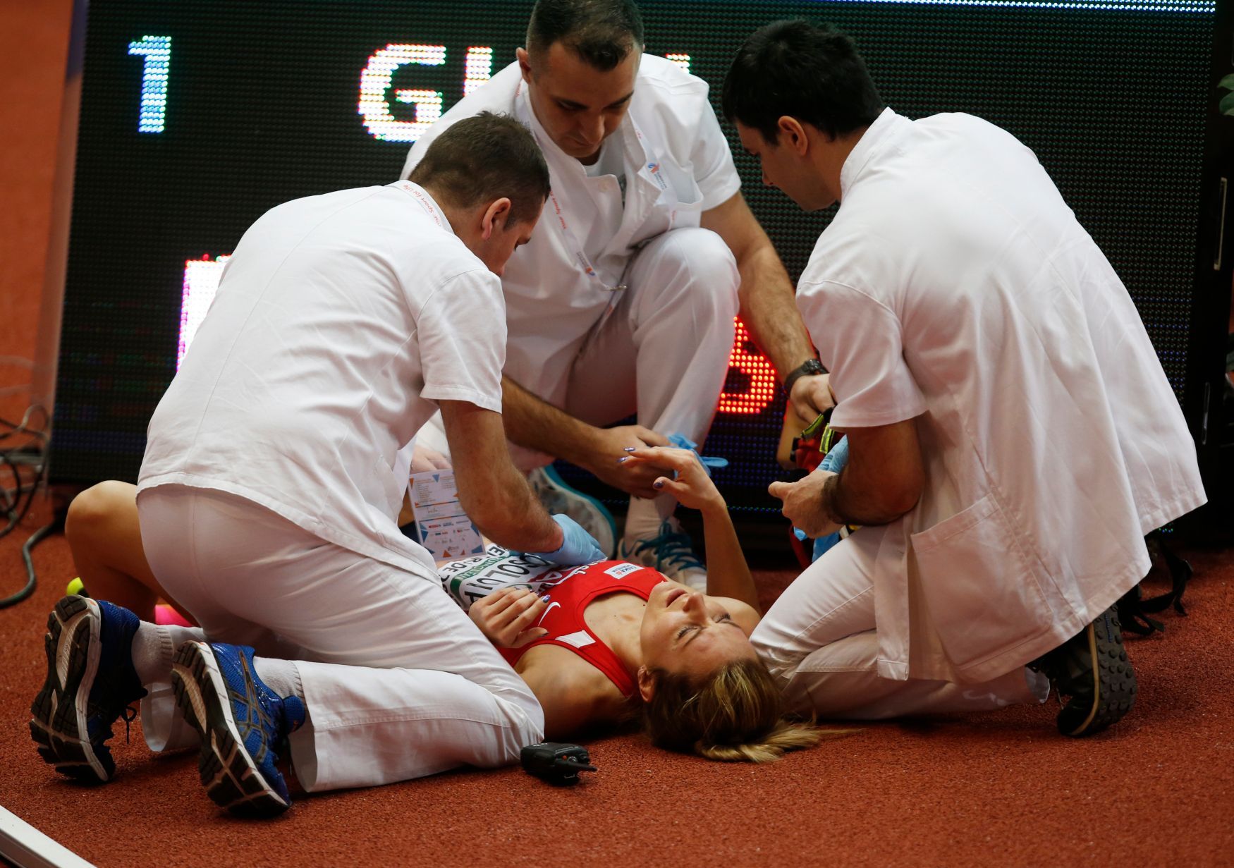 Denisa Rosolová po pádu v rozběhu 400 metrů na HME 2017