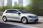 Volkswagen e-Golf - Německý elektromobil už známe delší dobu. Nyní se ovšem předvádí jeho vylepšená verze, která nabízí výrazně delší dojezd. Díky kapacitě baterií zvýšené z 24,2 kWh na 35,8 kW auto nyní ujede na jedno nabití až 300 kilometrů.