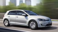 Volkswagen e-Golf - Německý elektromobil už známe delší dobu. Nyní se ovšem předvádí jeho vylepšená verze, která nabízí výrazně delší dojezd. Díky kapacitě baterií zvýšené z 24,2 kWh na 35,8 kW auto nyní ujede na jedno nabití až 300 kilometrů.