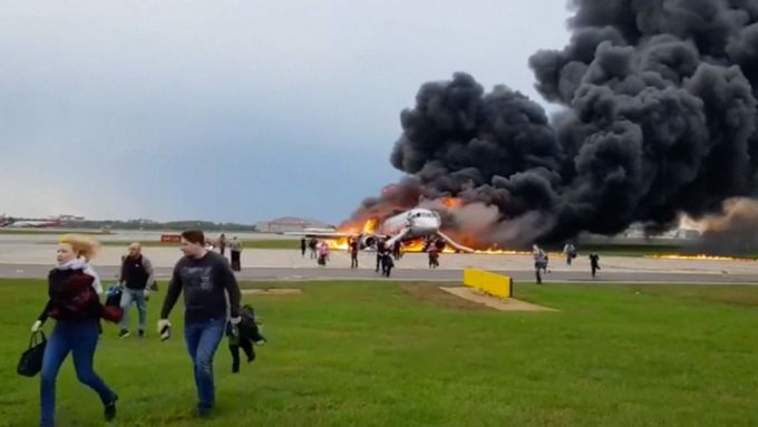 Záběry hořícího letadla Aeroflotu na moskevském letišti.