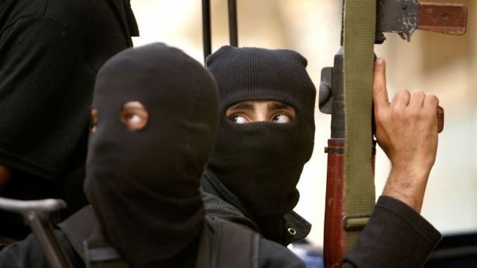 Ozbrojenci Fatahu během jedné z mnoha přestřelek s konkurenty z Hamasu.