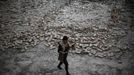 A woman walks past debris with a cup of instant noodles after Saturday's earthquake in Lushan county, April 22, 2013. Rescuers struggled to reach a remote, rural corner of southwestern China on Sunday as the toll of the dead and missing from the country's worst earthquake in three years climbed to 208 with almost 1,000 serious injuries. The 6.6 magnitude quake struck in Lushan county, near the city of Ya'an in the southwestern province of Sichuan, close to where a devastating 7.9 quake hit in May 2008, killing 70,000. REUTERS/Aly Song (CHINA - Tags: DISASTER FOOD SOCIETY TPX IMAGES OF THE DAY) Published: Dub. 22, 2013, 4:11 dop.