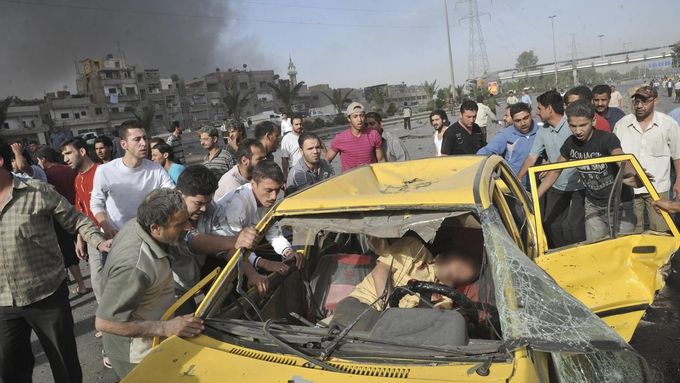 Exploze v Damašku, lidé zůstali zaklíněni v autech.