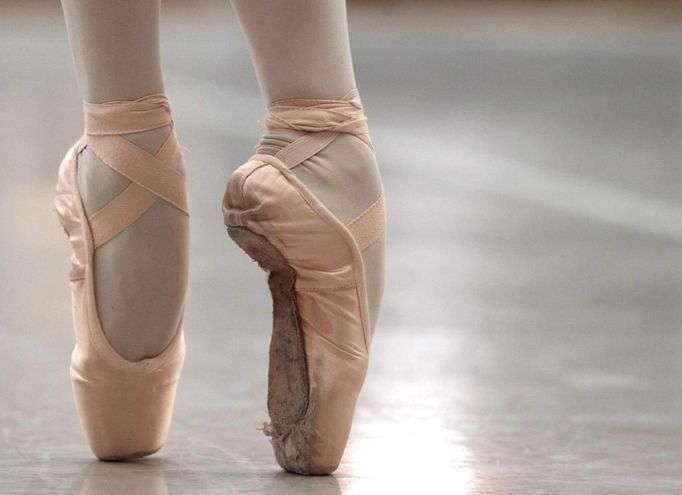 V detailu: piškoty baletky během hodiny klasického tance na mezinárodní baletní soutěži pro mladé tanečnice a tanečníky Prix de Lausanne.