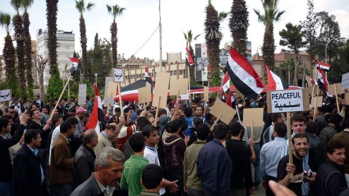 Prezident Asad tvrdí, že demonstrace jsou násilné - protestující na předměstí Damašku