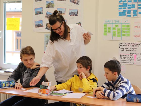 Studentka programu Učitel naživo Kateřina Nytrová ukazuje žákům, jak vypadá Braillovo písmo.
