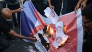 Iráčané pálí vlajku Francie kvůli karikaturám Mohammeda.