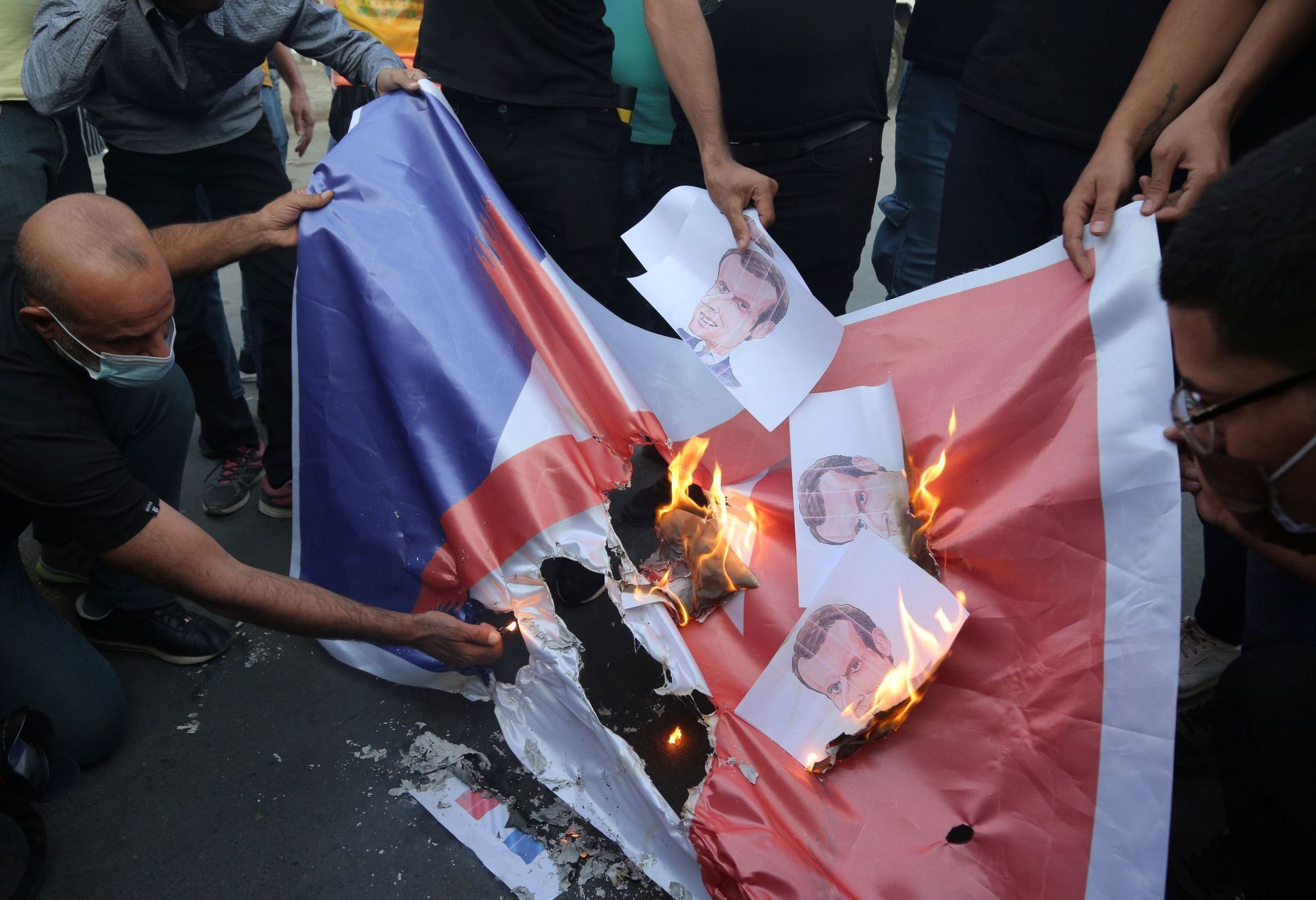 Iráčané pálí vlajku Francie kvůli karikaturám Mohammeda.