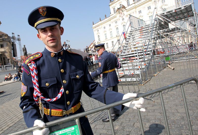 Přípravy na Obamu na Hradčanském náměstí