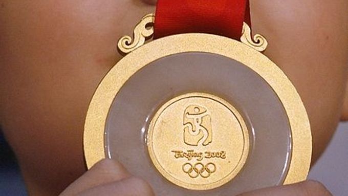 Malý chlapec se zlatou medailí, o niž se bude bojovat v roce 2008 na olympiádě v Pekingu.