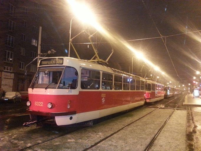 "Konečně jsem se dopravil do Vršovic, abych vystřídal kolegu, co tu mrznul devět hodin. Jak dlouho tu asi vydržím já?" psal Vokáč, když tramvaje stály kvůli ledovce.