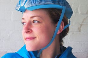 Cyklistická helma z papíru? Funguje  – a získala cenu pro mladé vynálezce