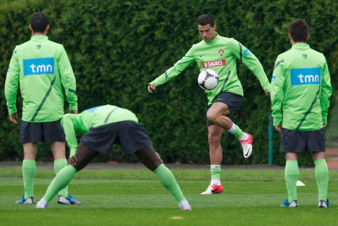 Trénink Portugalců před čtvrtfinále na stadionku v Opalenici. S míčem Ronaldo