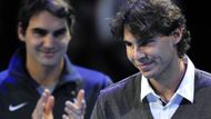 Během něj se na sebe usmívali i dva největší favorité, Rafael Nadal (v popředí) a Roger Federer. Švýcar je podle mnohých větším favoritem na vítězství v Londýně, ale světovou jedničkou je Nadal.