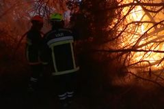 Kvůli požáru na jihovýchodě Francie bylo evakuováno 10 tisíc lidí. S plameny bojuje přes 4000 hasičů