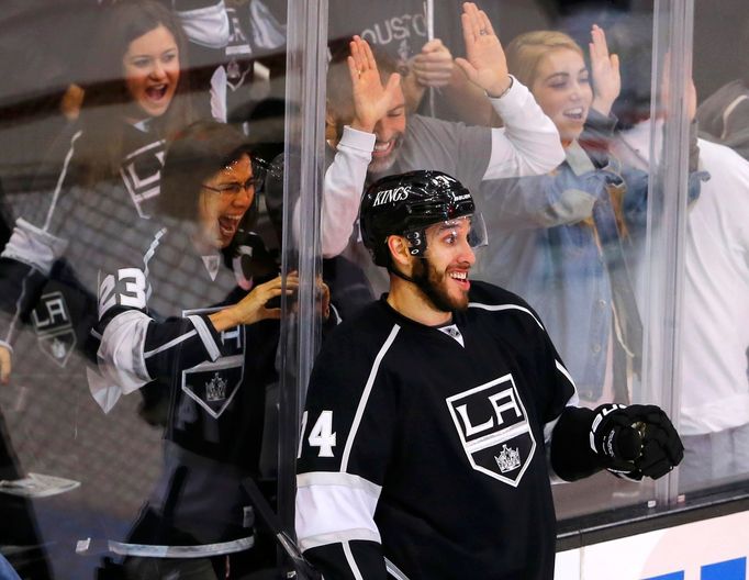 Dwight King se raduje z gólu hokejistů Los Angeles.