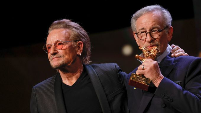 Zlatého medvěda za celoživotní dílo předal Stevenu Spielbergovi (vpravo) zpěvák Bono z kapely U2.
