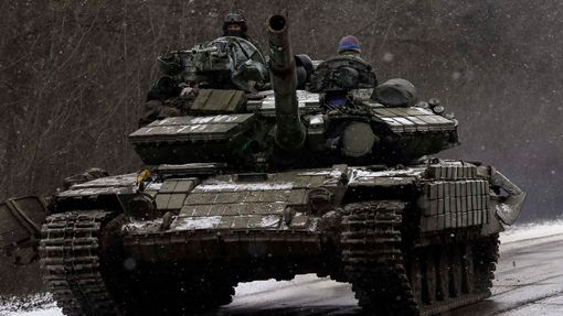 Ukrajinští vojáci na tanku u Debalceve
