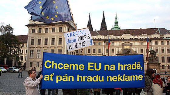 Demostrace: "Klausi, podepiš!"  "Ne, opovaž se!"