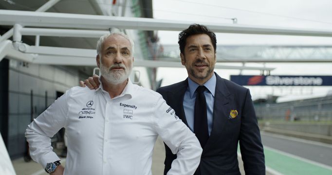 Kim Bodnia a Javier Bardem ve filmu F1.