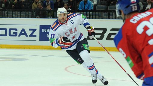 Hokejista Lva Praha Zdeno Chára (zády) sleduje Ilju Kovalčuka v utkání KHL proti SKA Petrohradu.