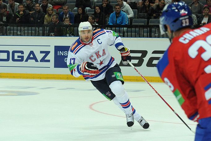 Hokejista Lva Praha Zdeno Chára (zády) sleduje Ilju Kovalčuka v utkání KHL proti SKA Petrohradu.