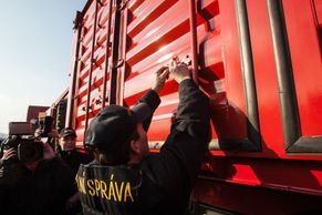 Fotky: Spacáky i krytiny. Na Ukrajinu vyrazil český konvoj