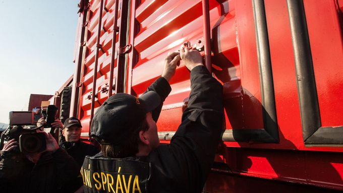 Fotky: Spacáky i krytiny. Na Ukrajinu vyrazil český konvoj