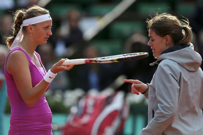 Petra Kvitová debatuje s rozhodčí během semifinále French Open 2012.