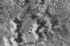 Bombardování letiště Letňany 25. března 1945 z ptačí perspektivy. Na snímku vlevo nahoře jsou rozpoznatelné pumy ve vzduchu. (Foto USAF)