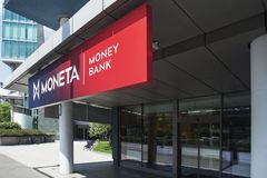 Akcie banky Moneta pomohla pražské burze k nejlepšímu dni v roce