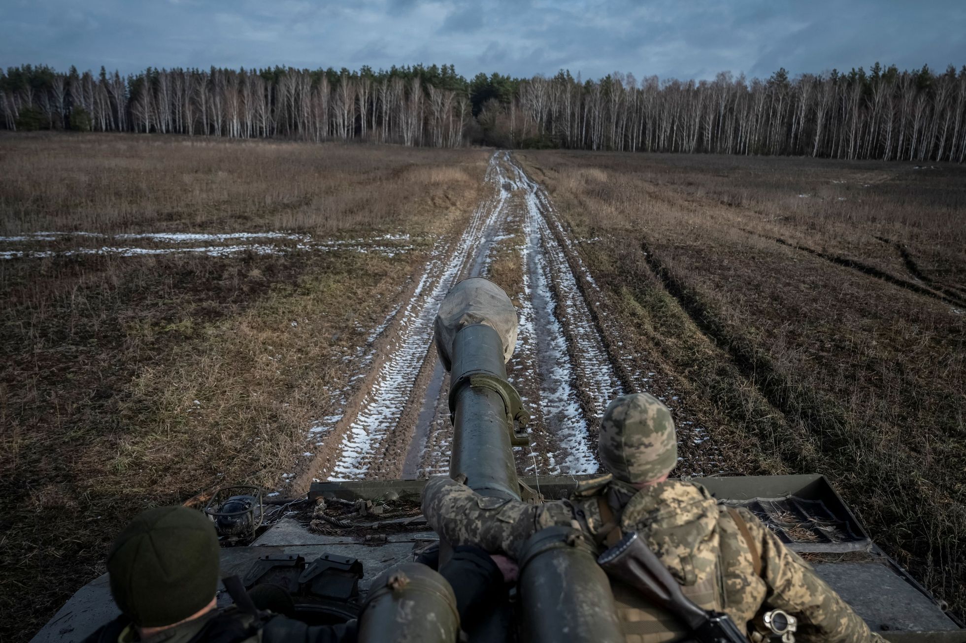 Ukrajinský tank hlídkující blízko Černobylu, u hranice s Běloruskem.